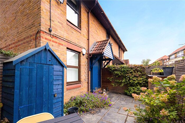 2 Bedroom Flat For Sale In Coopers Close, Stepney Green, London, E1
