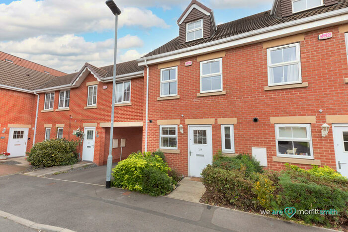 3 Bedroom Town House To Rent In Highgrove Court, Carlton, - Viewing Essential, S71
