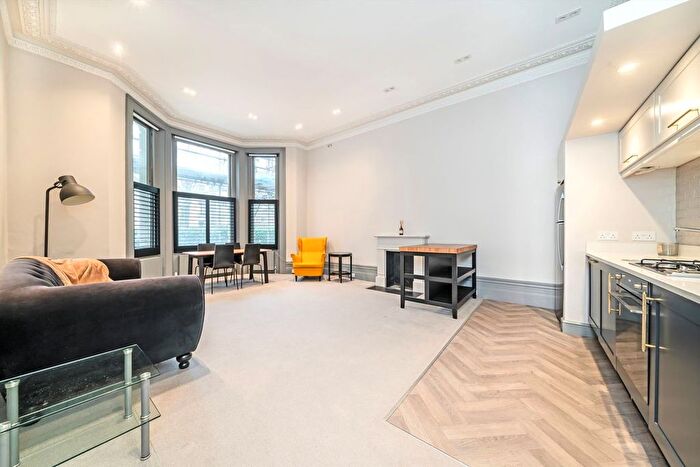 2 Bedroom Flat For Sale In Holland Park Avenue, London, W11