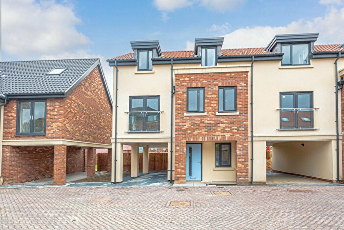 4 Bedroom Semi-Detached House To Rent In Windermere, Hockley, SS5