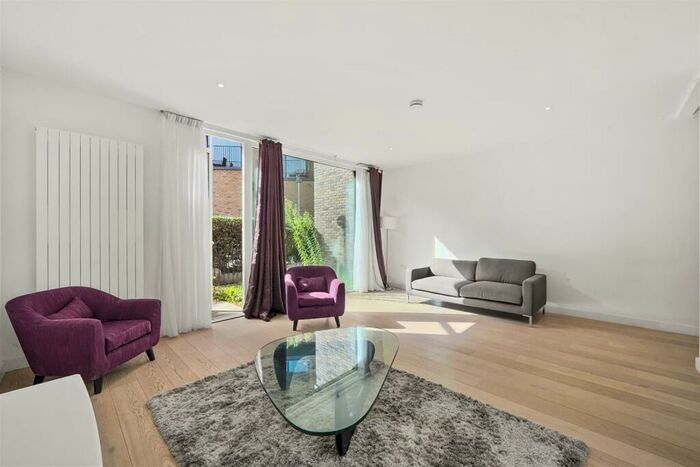 4 Bedroom Town House To Rent In Starboard Way, Royal Wharf, E16