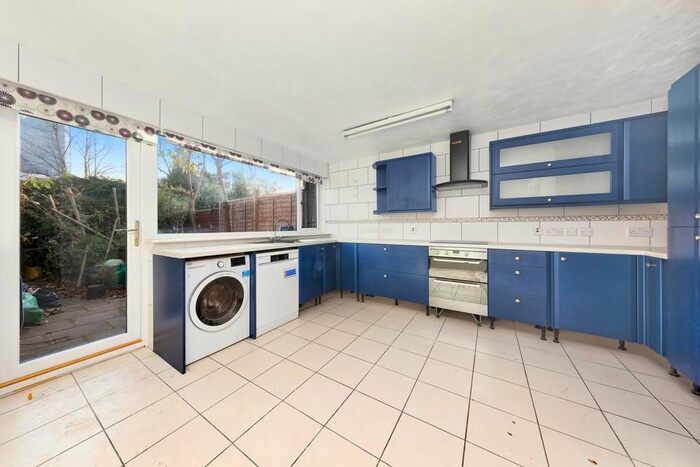 4 Bedroom Flat To Rent In Angell Park Gardens, London SW9