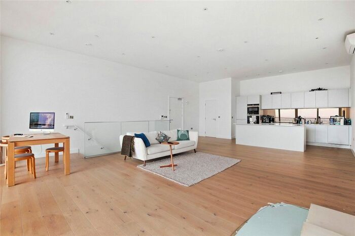 3 Bedroom Flat To Rent In Flat, Buckhold Road, Wandsworth, SW18