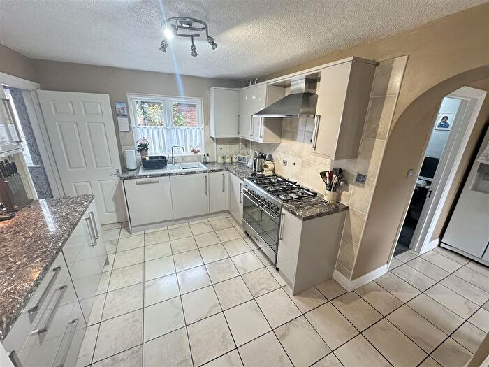4 Bedroom Detached House For Sale In Palmers Croft, Chelmsford, CM2