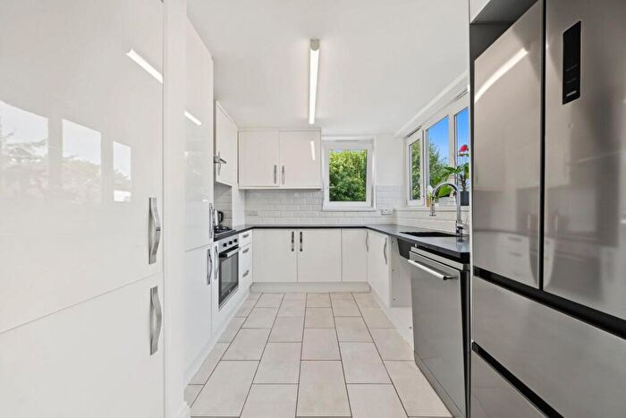 2 Bedroom Flat To Rent In Hedingham Close, London, N1