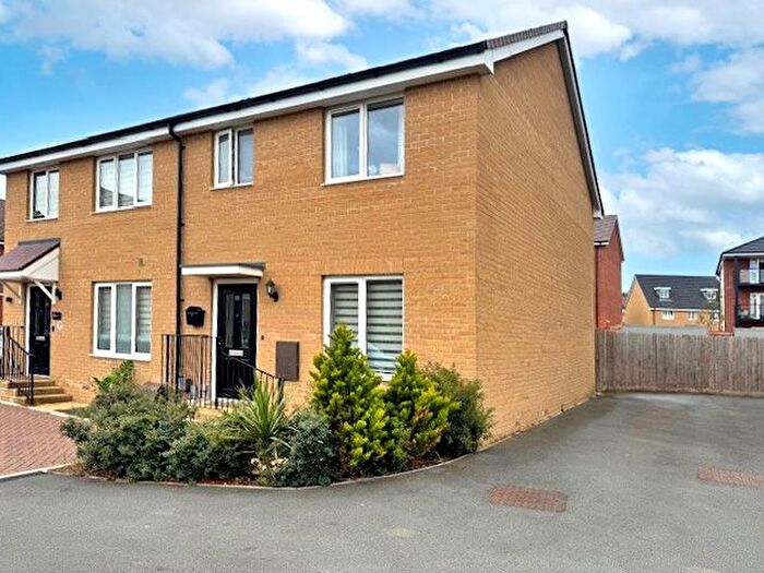 3 Bedroom Semi-Detached House For Sale In Hollyhock Way, Biggleswade, SG18