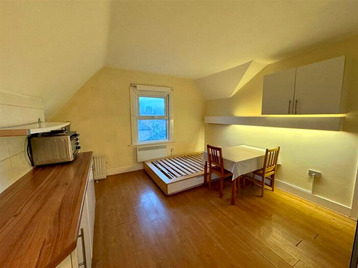 Studio To Rent In Park Avenue, N22