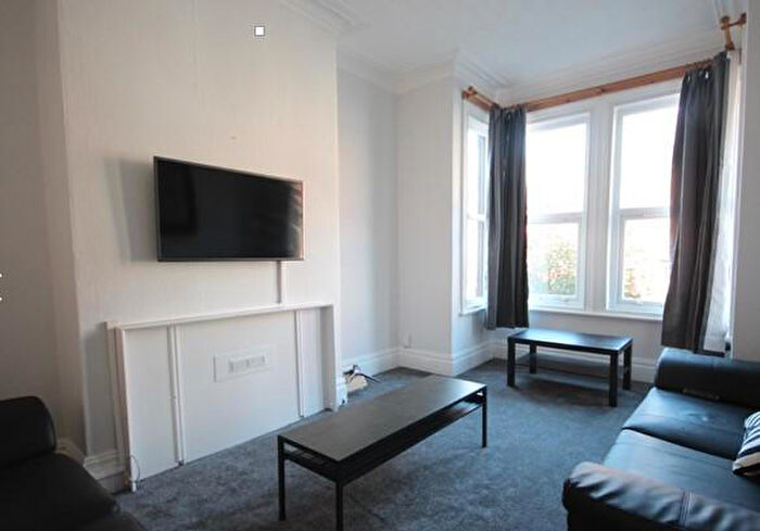 6 Bedroom House To Rent In Manor Drive, Leeds, LS6