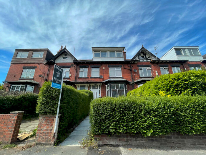 2 Bedroom Flat To Rent In Kirkstall Lane, Leeds, West Yorkshire, LS6