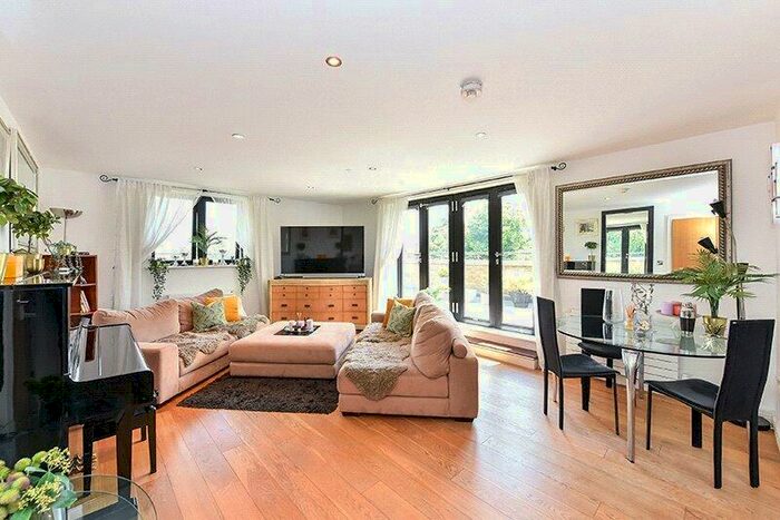 3 Bedroom Penthouse To Rent In De La Mare Court, Stratheden Road, Blackheath, London, SE3