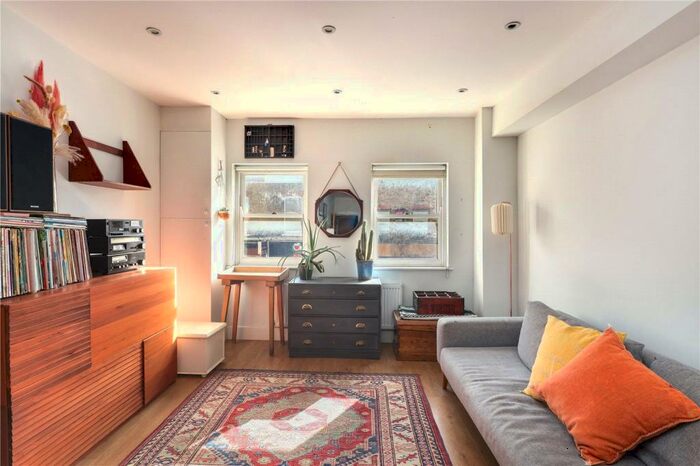 Flat To Rent In Roman Road, Bow, London, E3