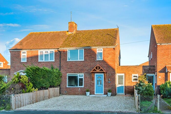 3 Bedroom Semi-Detached House For Sale In Queens Close, Thame, OX9