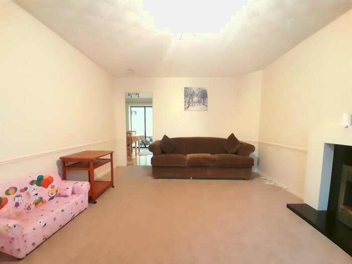 4 Bedroom House To Rent In Furzton, Milton Keynes, MK4