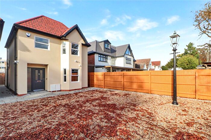 3 Bedroom Detached House To Rent In Langley Broom, Slough, Berkshire, SL3