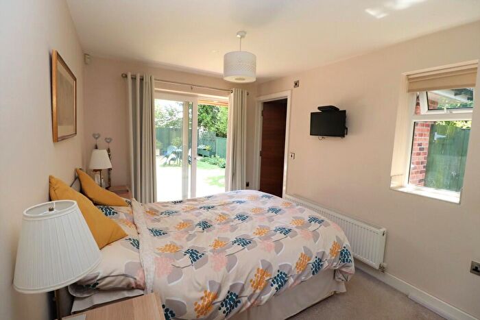 2 Bedroom Detached Bungalow To Rent In Upper St Helens Road, Hedge End, SO30