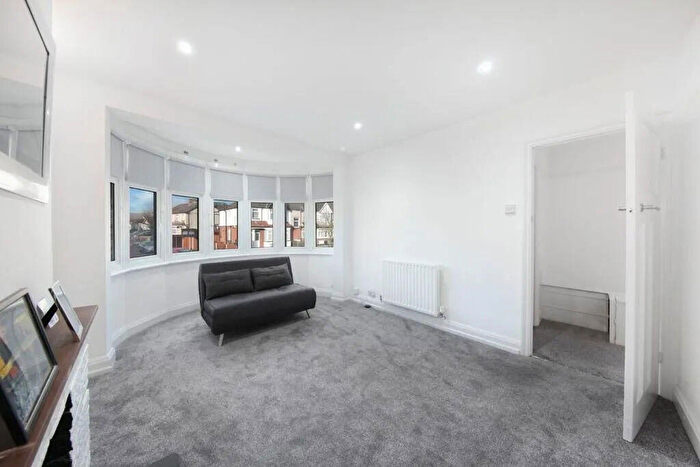 1 Bedroom Apartment For Sale In Headstone Gardens, Harrow, HA2