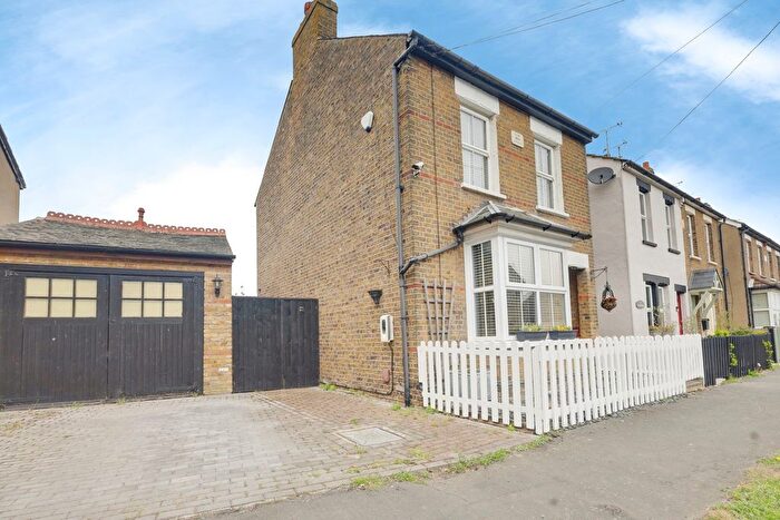 2 Bedroom Detached House For Sale In Twyford Avenue, Southend-On-Sea, SS3