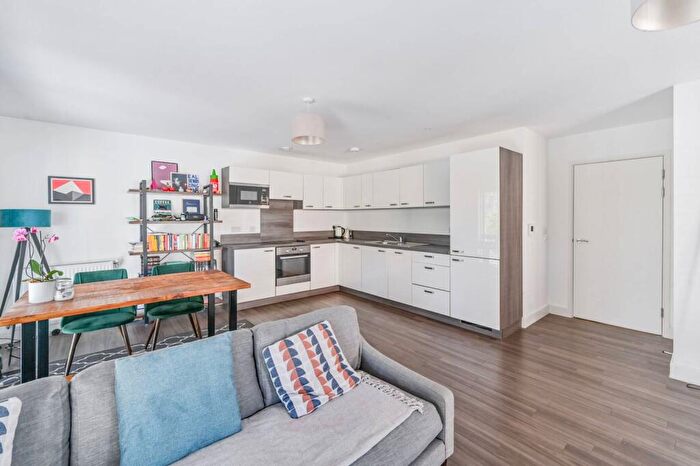 2 Bedroom Flat For Sale In Adenmore Road, Catford, London, SE6