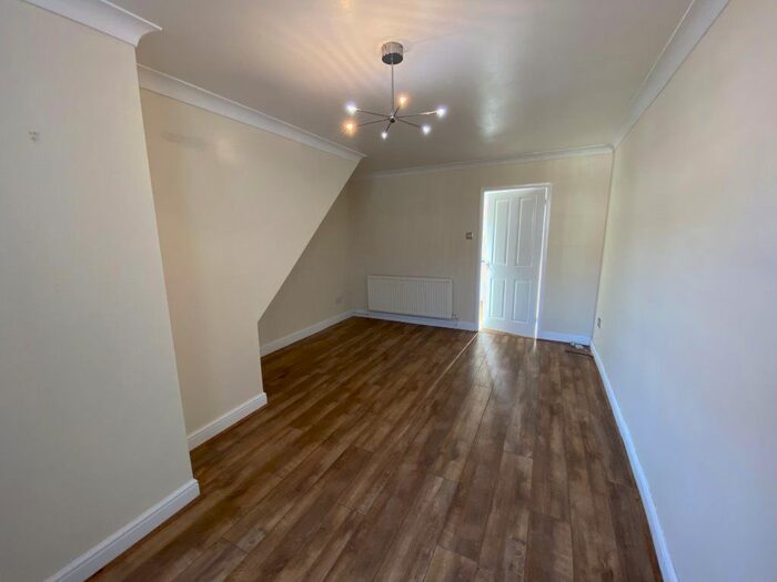 2 Bedroom Property To Rent In Dale Close, Fforestfach, SA5