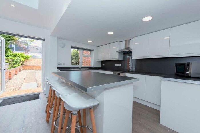 5 Bedroom Terraced House To Rent In Donnington Road, Reading, RG1