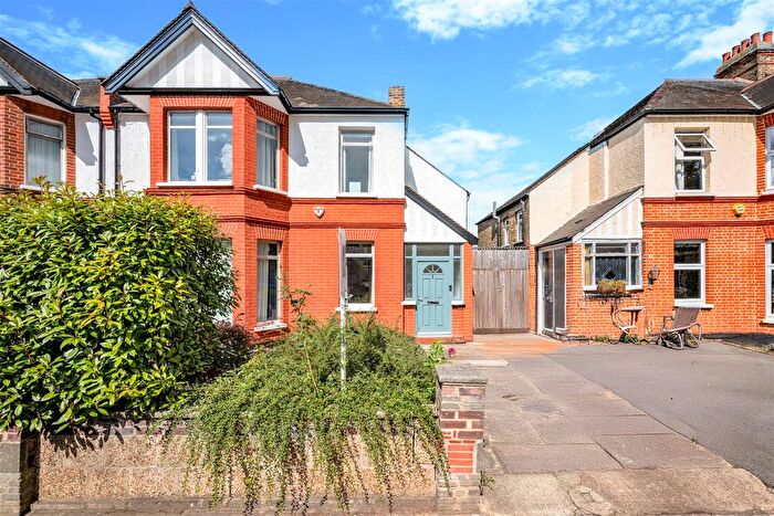 5 Bedroom Semi-Detached House For Sale In Eltham Park Gardens, SE9