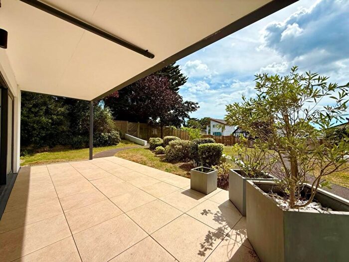 2 Bedroom Apartment For Sale In Wykeham Lodge Chaddesley Glen, Sandbanks, BH13