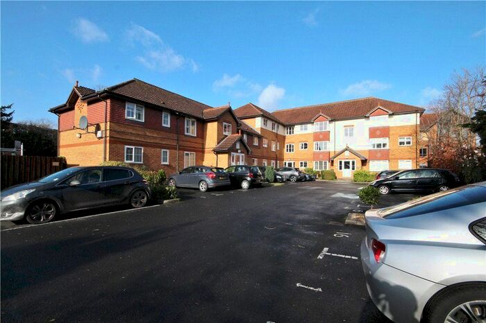 2 Bedroom Flat To Rent In Brighton Road, Addlestone, Surrey, KT15