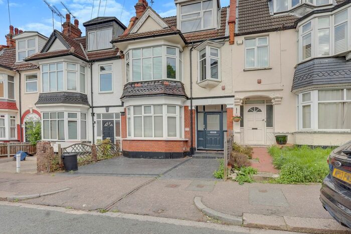 3 Bedroom Flat For Sale In Oakleigh Park Drive, Leigh-On-Sea, SS9