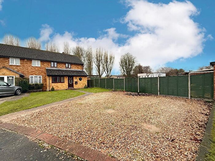 3 Bedroom Semi-Detached House For Sale In Dewsbury Road, Runfold, Luton, Bedfordshire, LU3