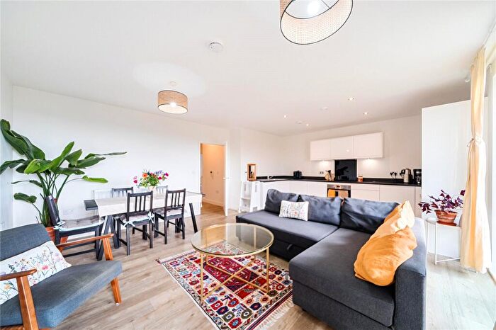 3 Bedroom Apartment For Sale In Apple Yard, London, SE20
