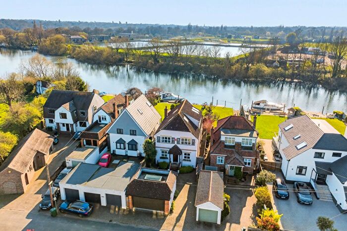 4 Bedroom Detached House For Sale In Dunally Park, Shepperton, TW17