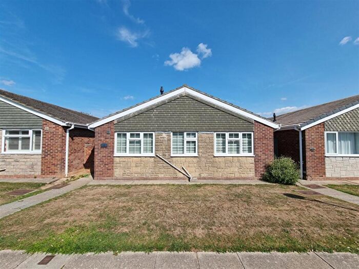 2 Bedroom Detached Bungalow For Sale In Guillemot Gardens, Gosport, PO13