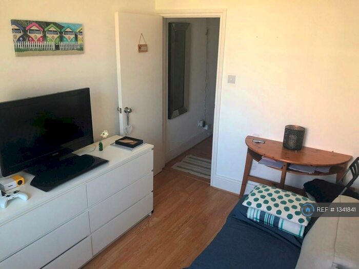 2 Bedroom Flat To Rent In Prout Grove, London, NW10