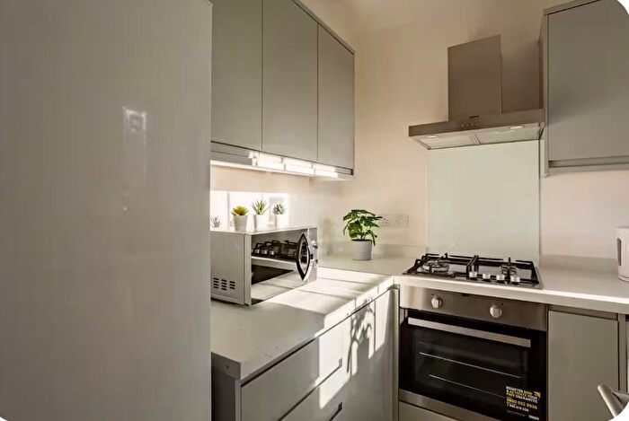 2 Bedroom Flat To Rent In Bromley High Street, London, E3