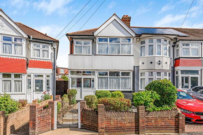 3 Bedroom House For Sale In Cherrydown Avenue, Chingford, E4