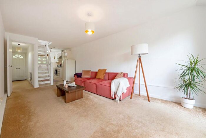 1 Bedroom Flat For Sale In St. Laurence Close, Queen's Park, NW6