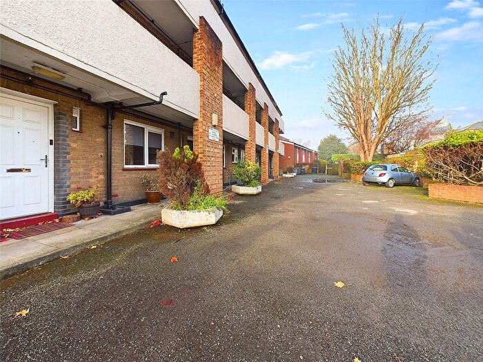 1 Bedroom Flat To Rent In Jubilee Close, Hampton Wick, Kingston Upon Thames, KT1
