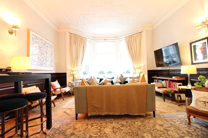 3 Bedroom Flat To Rent In Marloes Road, London, W8