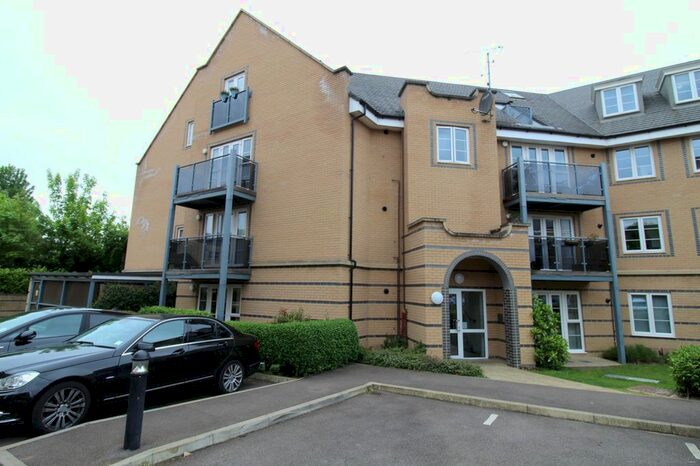 2 Bedroom Flat To Rent In Hillside Court, Hertford, SG13