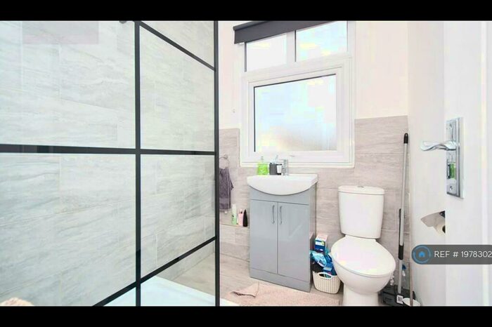 2 Bedroom Flat To Rent In Station Road, Harold Wood, Romford, RM3