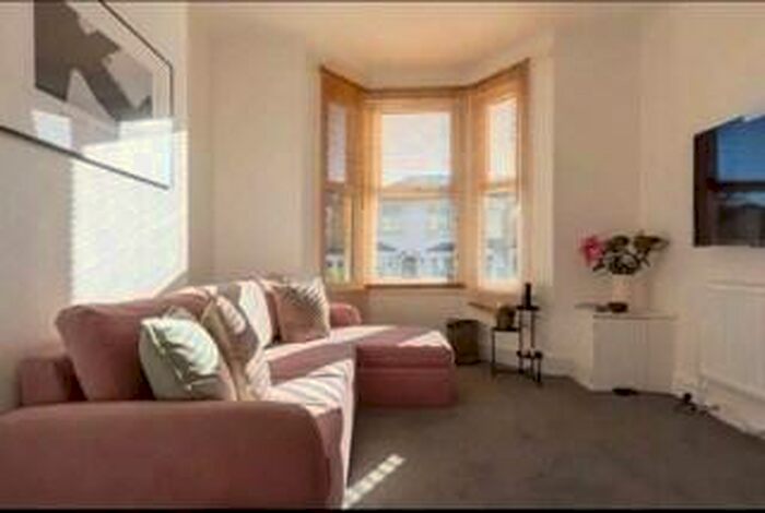 1 Bedroom Flat To Rent In Soames Street, SE15