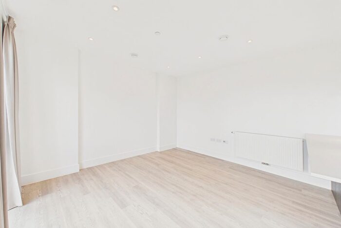 2 Bedroom Flat To Rent In Ascot Road, Watford, WD18