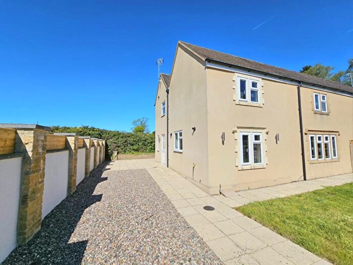 3 Bedroom Semi-Detached House For Sale In Taits Hill Road, Stinchcombe, GL11
