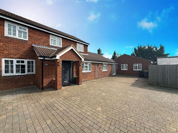 5 Bedroom Semi-Detached House For Sale In Barnston Close, Luton, LU2