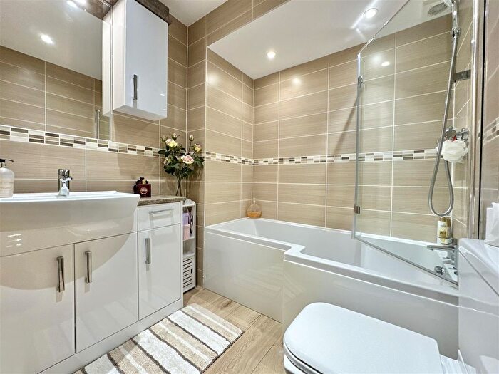 2 Bedroom Detached Bungalow For Sale In Lichfield Drive, Brixham, TQ5