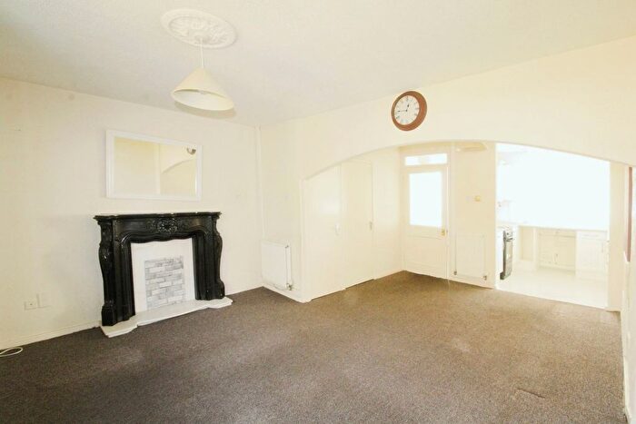 3 Bedroom Maisonette To Rent In Winn Grove, Sheffield, South Yorkshire, S6