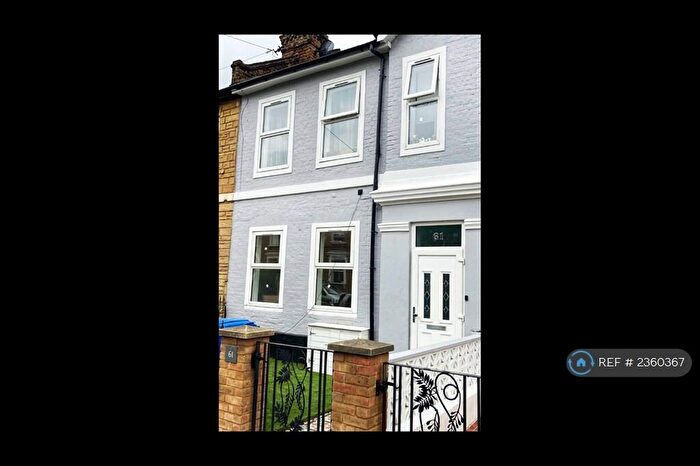 2 Bedroom Flat To Rent In Evelina Road, London, SE15