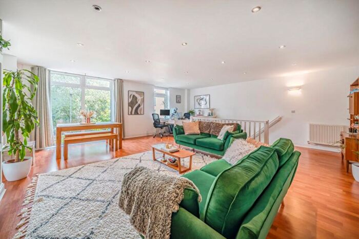 2 Bedroom Flat For Sale In Martello Street, Hackney, E8