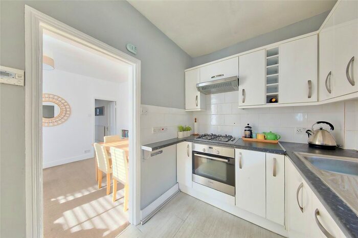 3 Bedroom Flat To Rent In Bedford Hill, London, SW12
