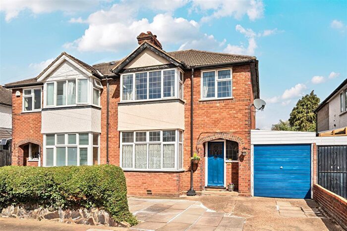 3 Bedroom Semi-detached House For Sale In Irwin Road, Bedford, MK40